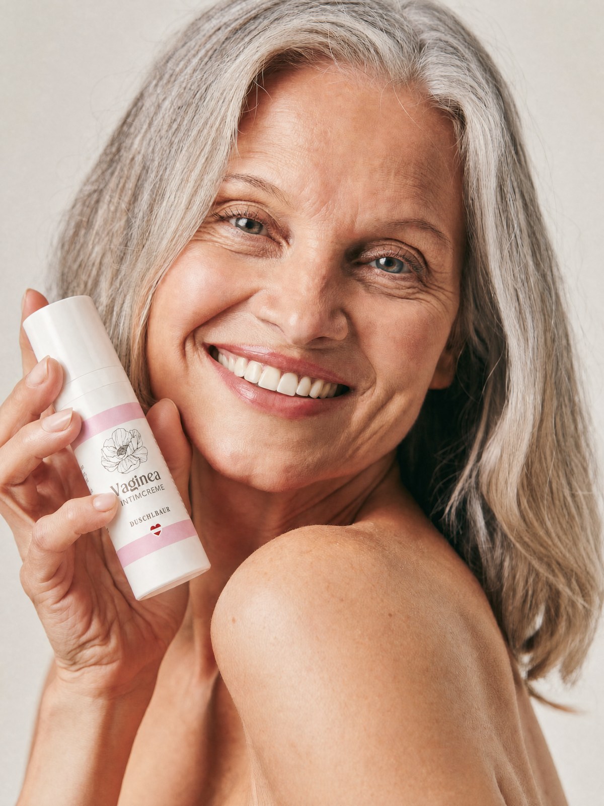 Frau hält VAGINEA® Intimcreme — natürliche Intimpflege